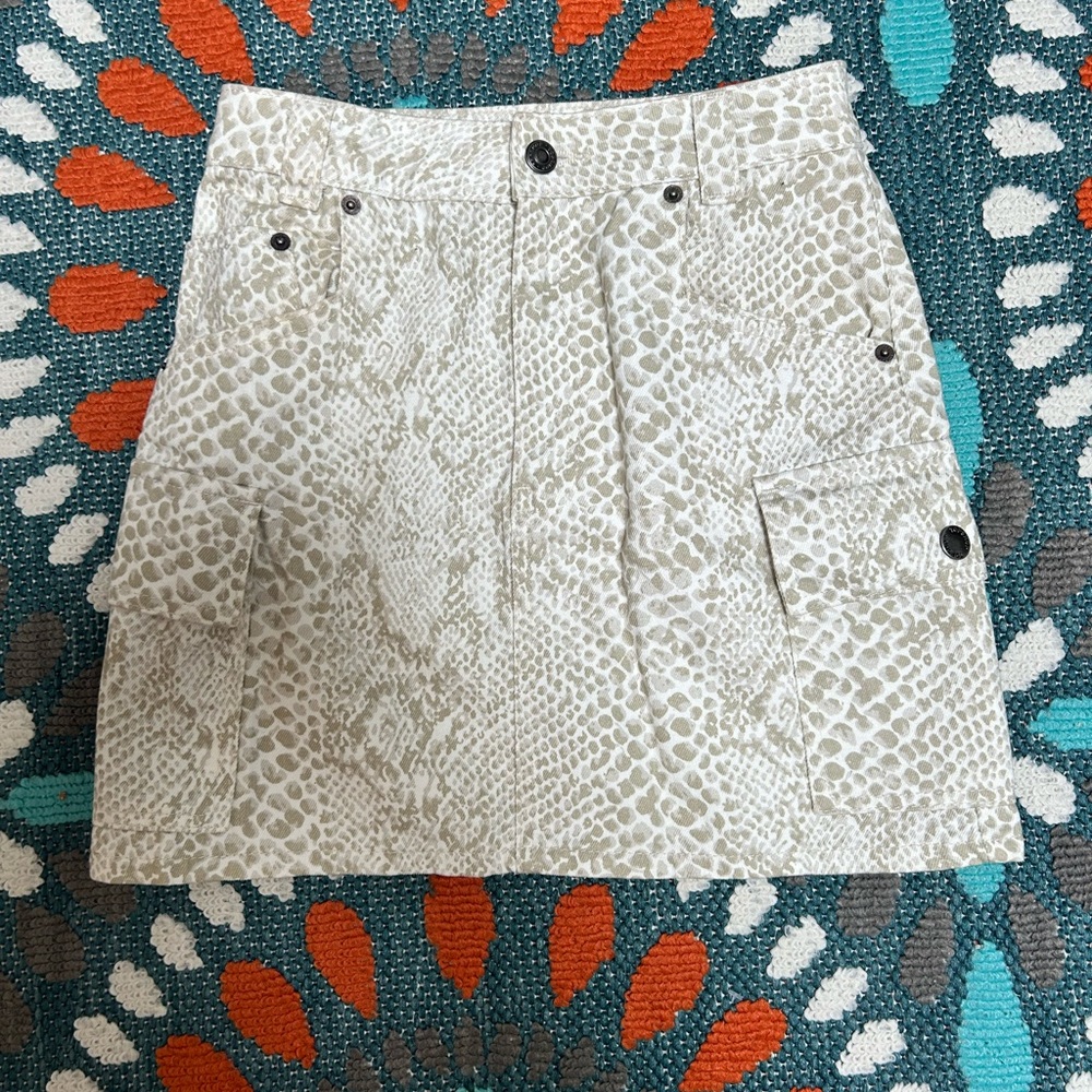 Top Shop Size 0 snake print white cargo skirt